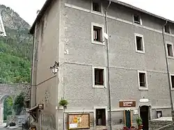 Ancien hôpital des Bourgeois et ancienne caserne.