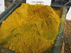 Poudre de colombo sur un étal de commerce.