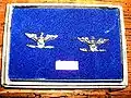 Paire d’insignes de captain de l'US Navy, équivalent du colonel de l'US Army, fabriqués par Hilborn & Hamburger, toujours dans leur boîte d'origine.