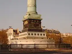 Base de la colonne de Juillet : le bassin circulaire et la base en marbre blanc ont été réalisés pour la fontaine.