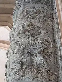 Relief d'une colonne figurant une divinité féminine avec un enfant