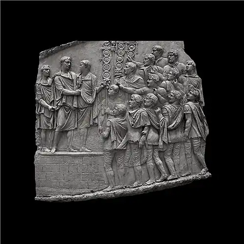 Trajan harangue ses troupes qui l'acclament imperator.