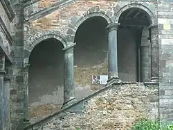 Colonnes doriques du pavillon d'escalier.