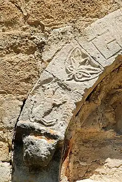 Détail de l'arc de la porte.