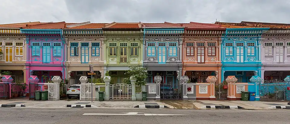 Maisons colorées à Koon Seng Road appelées « compartiments chinois » (en anglais : shophouses) de style sino-portugais