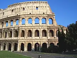 Les trois niveaux d'arcades des façades externes du Colisée de Rome.
