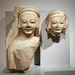 Danseuses, décor de colonne. Art ionien, 550-525 AEC. Marbre, H. max. conservée: 56&nbsp;cm. Temple d'Apollon à Didymes, Asie Mineure. Altes Museum