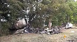Photo des débris de l'avion, ici quelques débris carbonisés restant après l'incendie ayant résulté de l'accident.