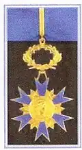 Cravate de commandeur de l’ordre national du Mérite.