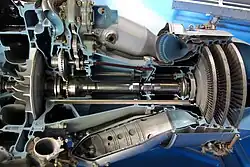 Les chambres de combustion (en haut et en bas, celle du bas est ouverte) et les turbines (à droite)