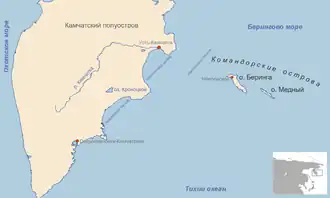 Carte montrant de localisation des îles Komandorski à l'est du Kamchatka. La plus petite île à l'est est l'île Medny et la plus grande est l'île Béring.