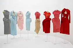 Créations exposées dans un musée sur mannequins.