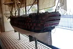 Vue générale du château arrière, avec la décoration sobre du tableau typique des vaisseaux de la fin du XVIIIe siècle.