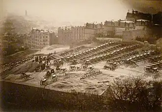 Photographie montrant des pièces d'artillerie entreposées au sommet d'une colline.