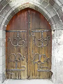 Les vantaux du portail sud et leurs pentures.