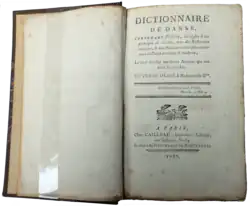 le livre est ouvert à la page de titre