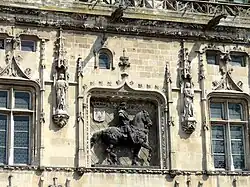 Anse de panier surmontée d'une accolade, Compiègne (1504-1511).