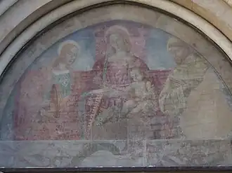 Lunette au-dessus du portail.