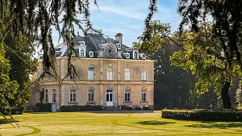 Le château vu de la D 940.