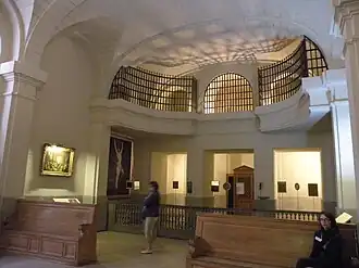 Galerie des femmes dans la chapelle de la Conciergerie.