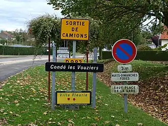 Panneau E31 avec de nombreux autres panneaux accompagnant plus souvent un panneau EB10.