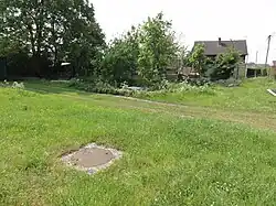 Le puits no&nbsp;2 dans son environnement.