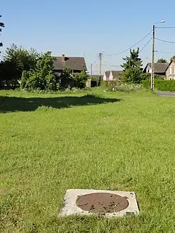 Le puits no&nbsp;3 dans son environnement.