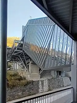 Galerie en verre du rangement des cabines de la gare aval.