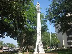 Monument représentant un soldat debout sur une colonne