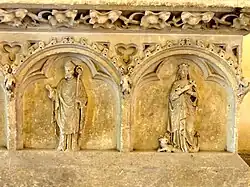 Deux arcatures et leurs bas-reliefs : saint Maclou et sainte Marguerite.