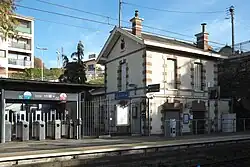Bâtiment voyageurs de la gare haute, vue côté quais.