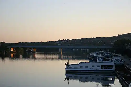 Le pont ferroviaire de la ligne d'Achères à Pontoise, empruntée par les trains du RER A. Le cours d'eau est la Seine.