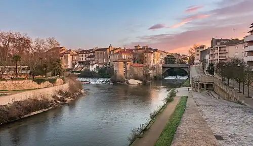 Naissance de la Midouze, à la confluence de la Douze et du Midou. Ancienne minoterie, vue des berges de l'ancien port de Mont-de-Marsan et le lavoir de la cale de l'abreuvoir.