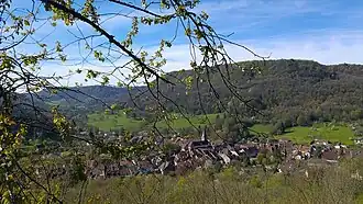 Le village de Conliège au milieu de la reculée.