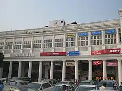 Bâtiment et magasins autour de Connaught Place.