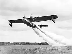 Un avion Canso qui décolle d'un plan d'eau