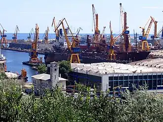 Vue du port de Constanța et de son chantier naval.