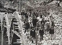 travailleurs qui prenne la pose pour la photo, sur le viaduc en construction