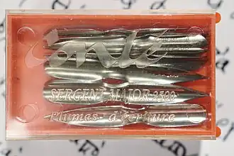 Boîte en plastique avec une douzaine de plumes Sergent-Major fabriquées par Conté dans les années 1990.