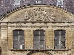 Détail du fronton, où étaient visibles les armes de  Barthélémy d'Amiens