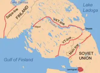 Tracé de la ligne entre le lac Saimaa et le golfe de Finlande. La ligne de défense se poursuit tout du long du pays. La carte fait également figurer les lignes VT et VKT.