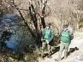 Agents de l'Office national des forêts en vestiaire C (veste en fourrure polaire, pantalon et pull verts) en contrôle dans une réserve de pêche en 2003.