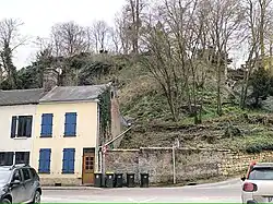 La butte castrale, depuis la place de l'église.
