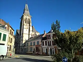 Le clocher de l'église et l'extrémité de la place du Général-de-Gaulle.