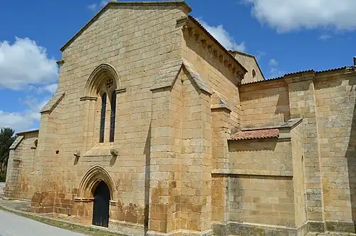 Photographie de la façade romane d'une église en pierres de taille.