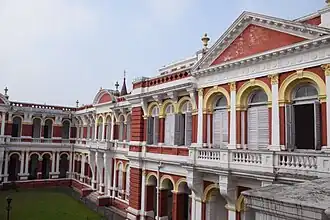 Le Palais de Cooch-Behar, dans l'ancien royaume puis principauté du même nom, au nord du Bengale. Une région d'influence assamaise.