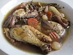 Plat de coq au vin et sa garniture.
