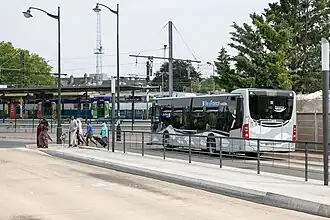 Un bus de l'ancienne ligne 301 (devenue 4203) à l'arrêt dans la gare routière Émile-Zola.