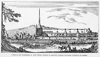 Photographie d'une gravure en noir et blanc représentant un bâtiment derrière un cours d'eau au premier plan.