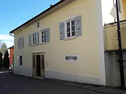 Photo en couleurs d'une maison jaune